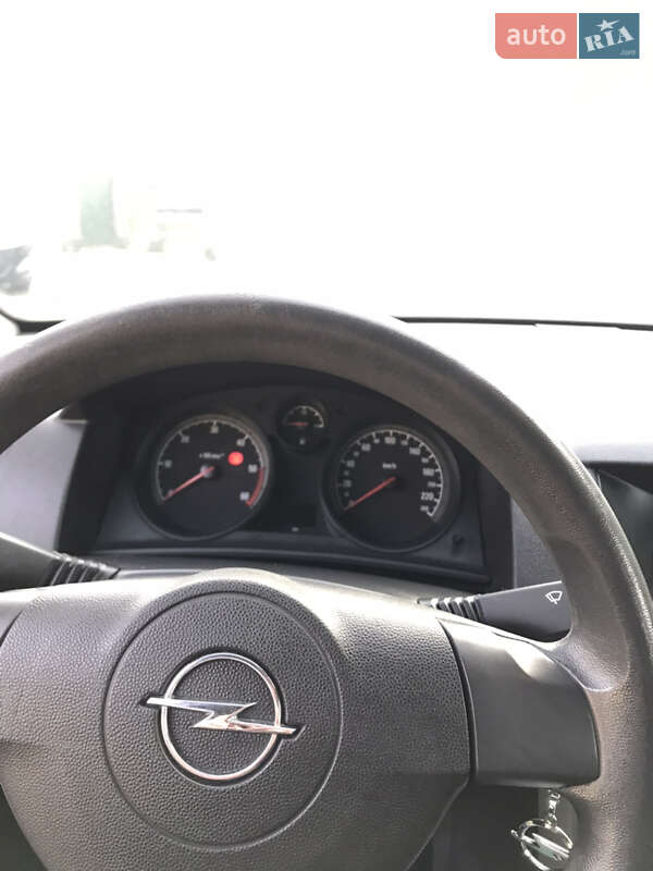 Универсал Opel Astra 2011 в Львове