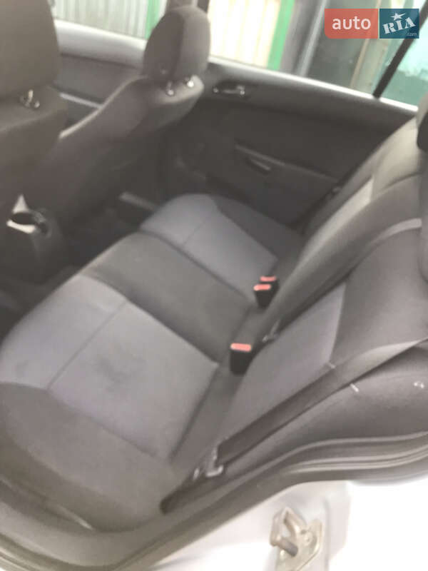 Универсал Opel Astra 2011 в Львове