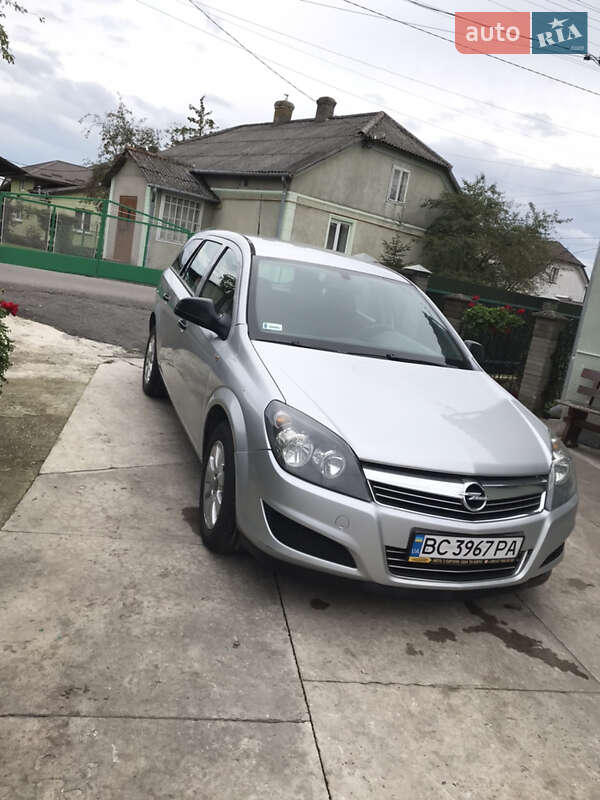 Универсал Opel Astra 2011 в Львове