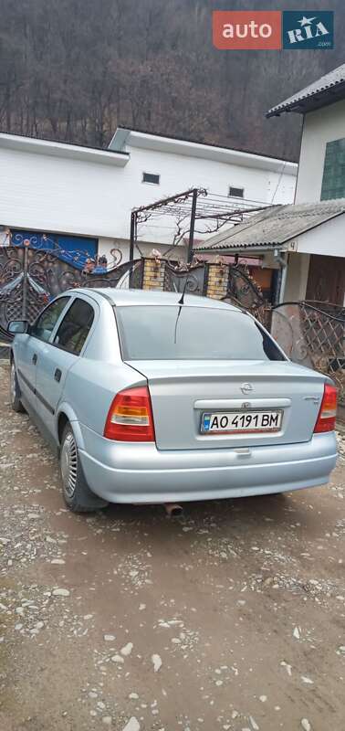 Седан Opel Astra 2004 в Тячеві