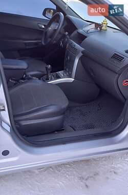 Хэтчбек Opel Astra 2011 в 