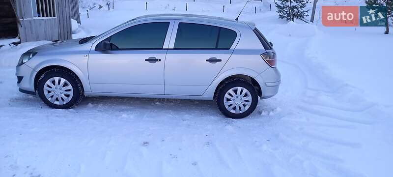 Хэтчбек Opel Astra 2011 в 