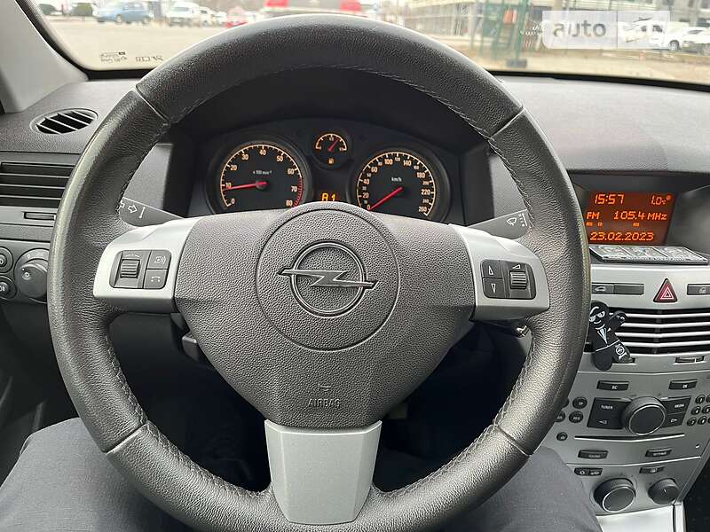 Седан Opel Astra 2014 в Хмельницком