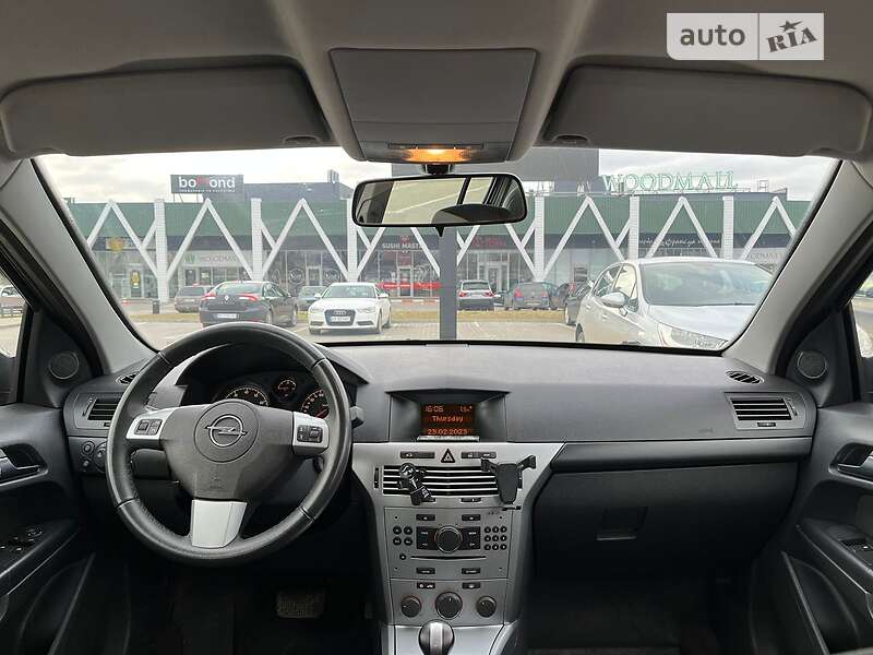 Седан Opel Astra 2014 в Хмельницком