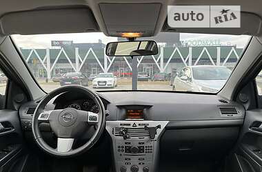 Седан Opel Astra 2014 в Хмельницькому