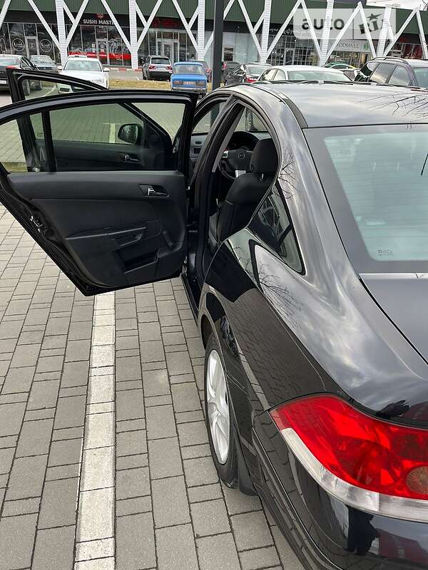 Седан Opel Astra 2014 в Хмельницком