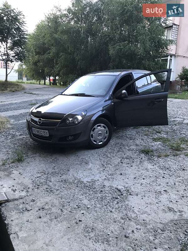 Хэтчбек Opel Astra 2012 в Ужгороде