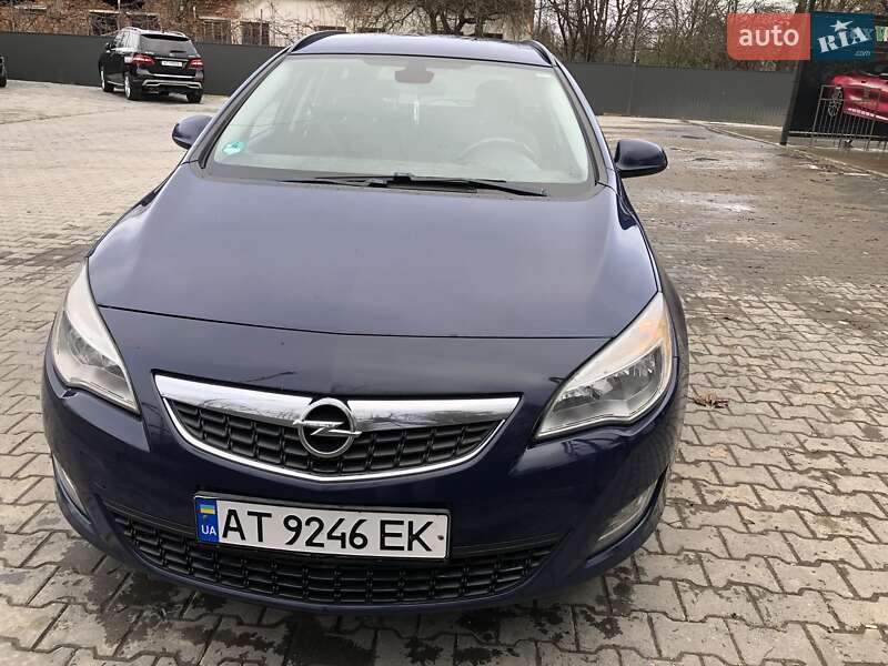 Универсал Opel Astra 2011 в Ивано-Франковске