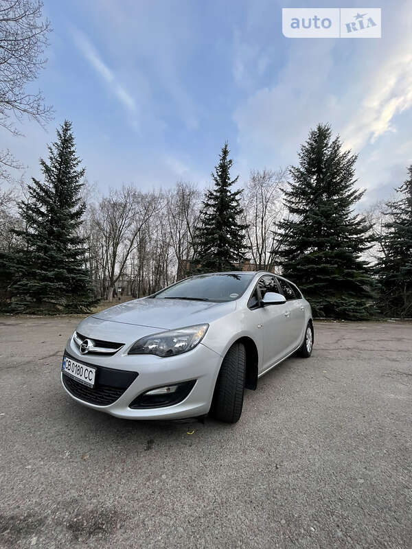 Универсал Opel Astra 2013 в Чернигове