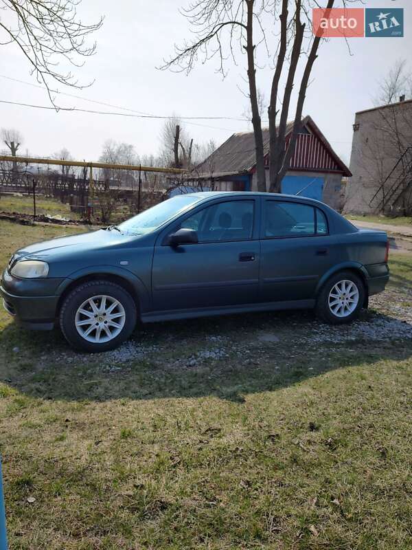 Седан Opel Astra 2004 в Кривом Роге