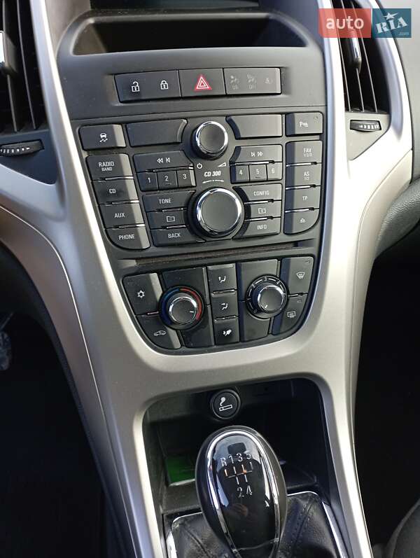 Универсал Opel Astra 2011 в Нововолынске