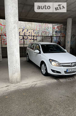 Универсал Opel Astra 2012 в Киеве