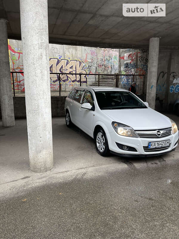 Универсал Opel Astra 2012 в 
