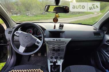 Хетчбек Opel Astra 2010 в 