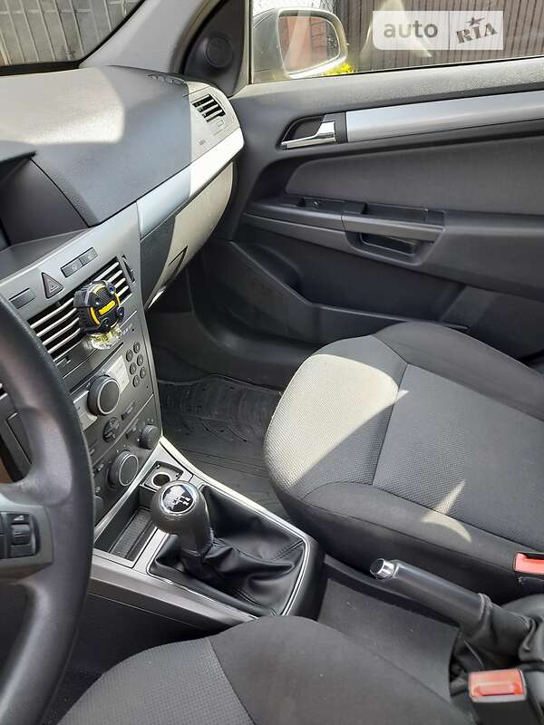 Універсал Opel Astra 2005 в Нововолинську