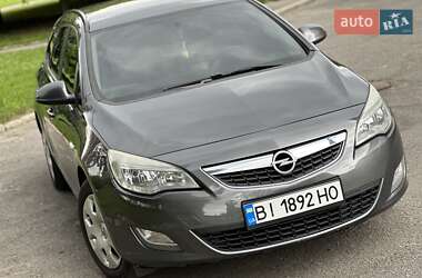 Универсал Opel Astra 2012 в Полтаве