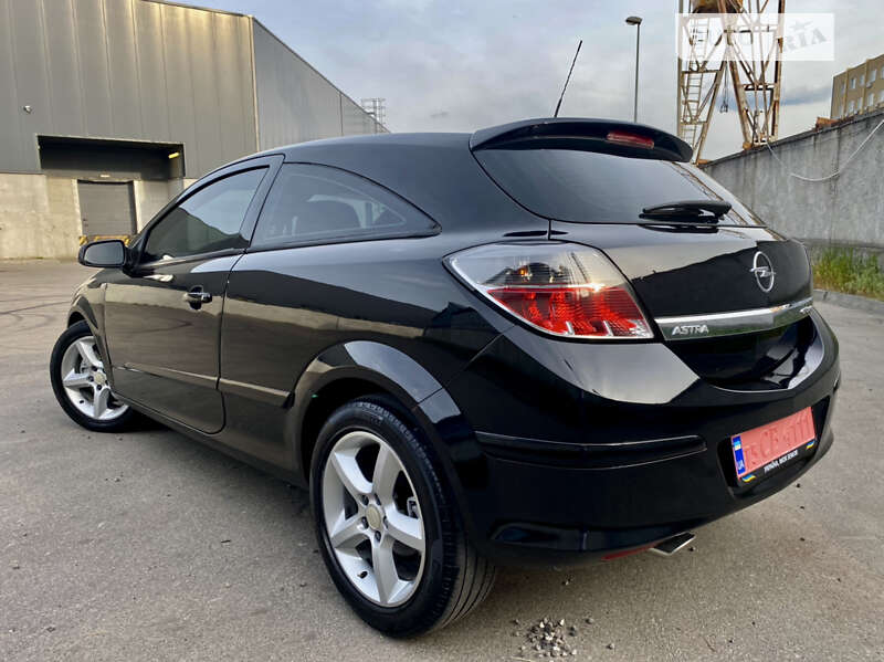 Купе Opel Astra 2006 в Киеве