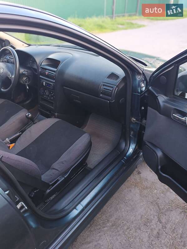 Седан Opel Astra 2004 в Полтаве