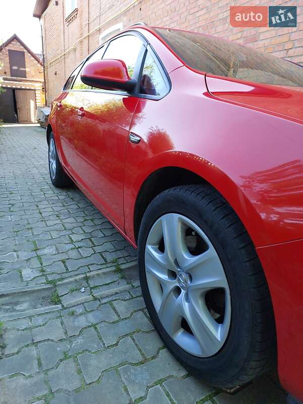Универсал Opel Astra 2011 в Луцке