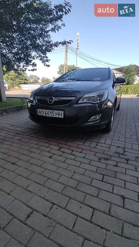 Универсал Opel Astra 2012 в Ужгороде