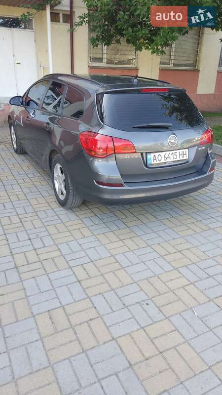 Универсал Opel Astra 2012 в Ужгороде