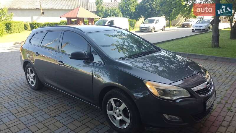 Универсал Opel Astra 2012 в Ужгороде