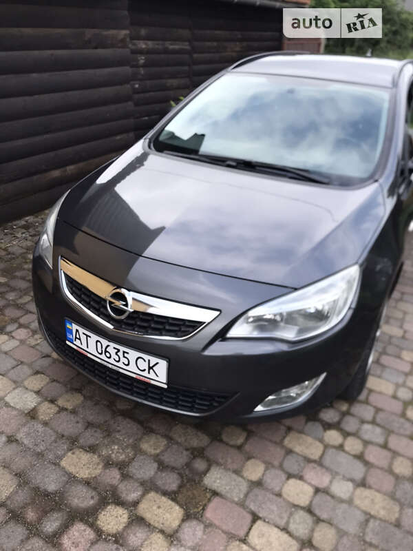 Універсал Opel Astra 2011 в Коломиї