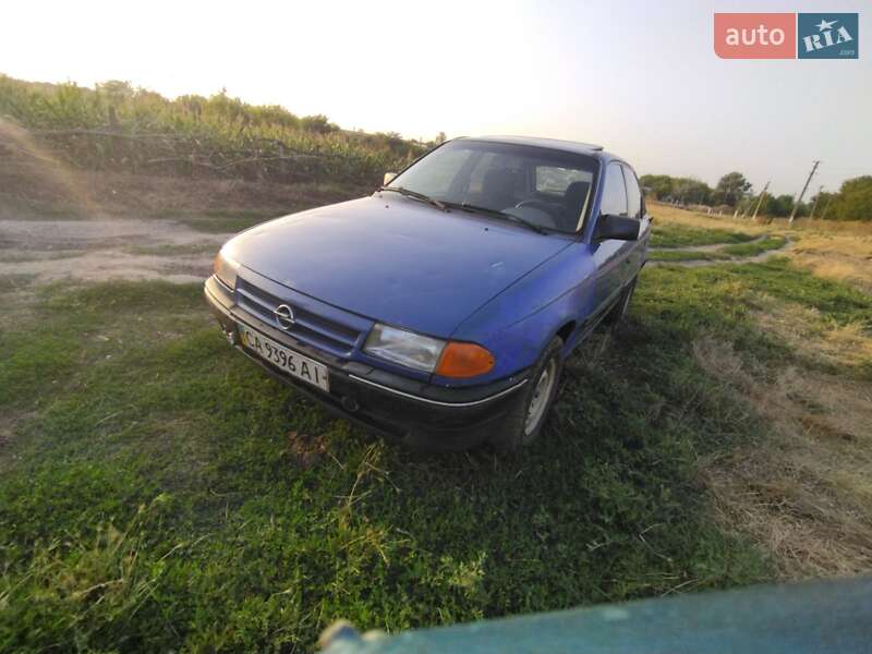 Хэтчбек Opel Astra 1993 в Тарутине