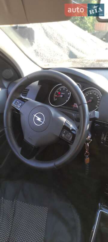 Универсал Opel Astra 2010 в Обухове