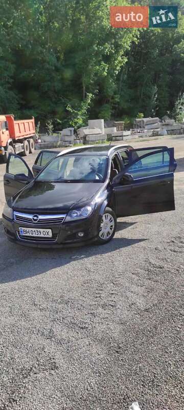 Универсал Opel Astra 2010 в Обухове