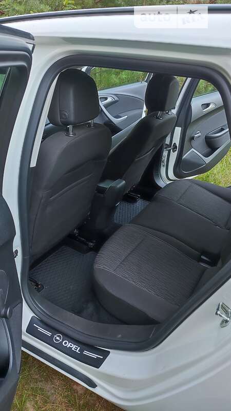 Универсал Opel Astra 2012 в Чернигове