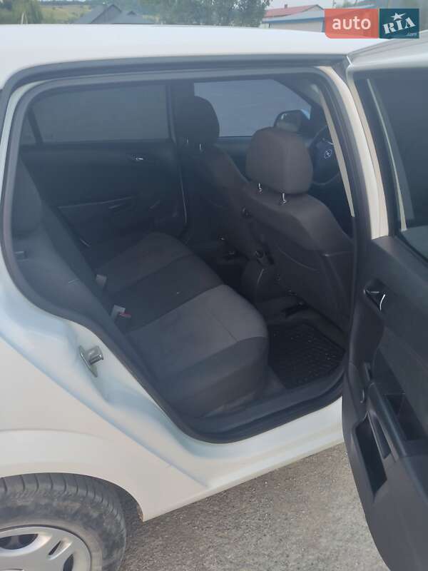Универсал Opel Astra 2011 в Бережанах