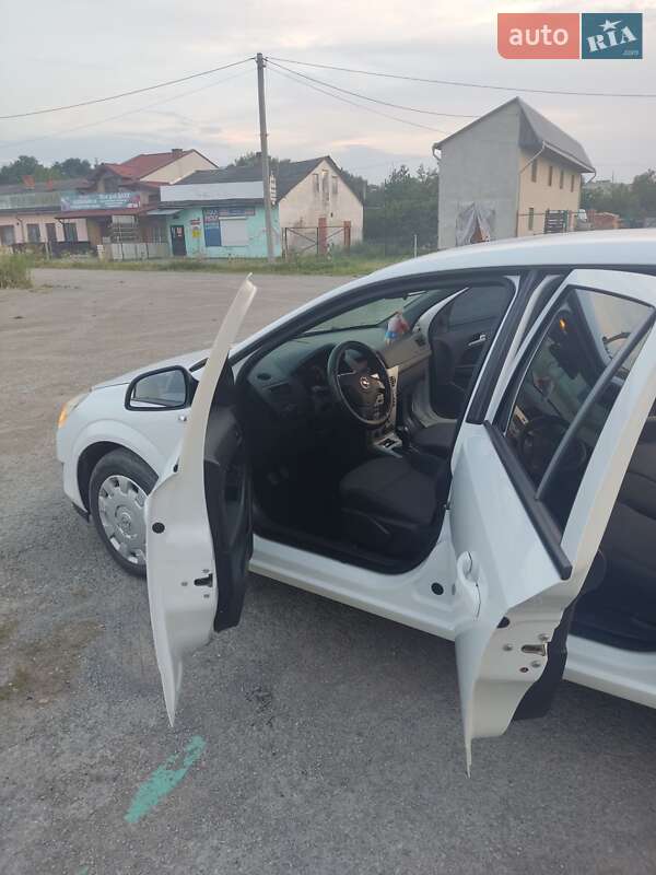 Универсал Opel Astra 2011 в Бережанах