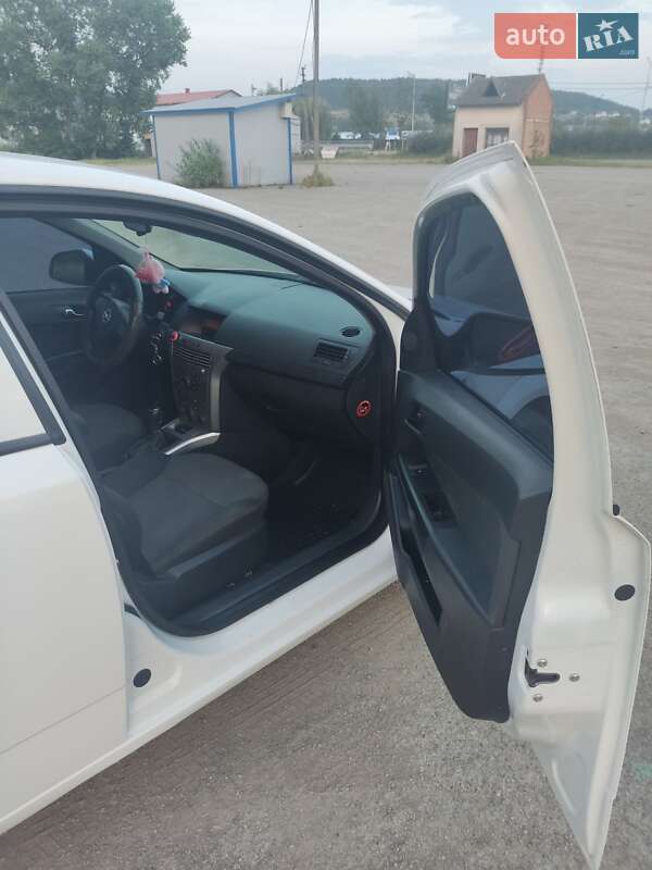 Универсал Opel Astra 2011 в Бережанах