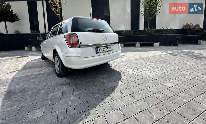 Универсал Opel Astra 2011 в Новой Одессе