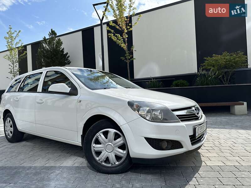 Универсал Opel Astra 2011 в Новой Одессе