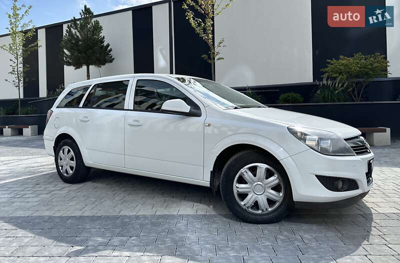 Універсал Opel Astra 2011 в Новій Одесі