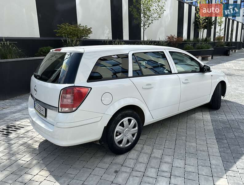 Универсал Opel Astra 2011 в Новой Одессе