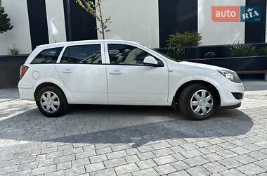 Универсал Opel Astra 2011 в Новой Одессе