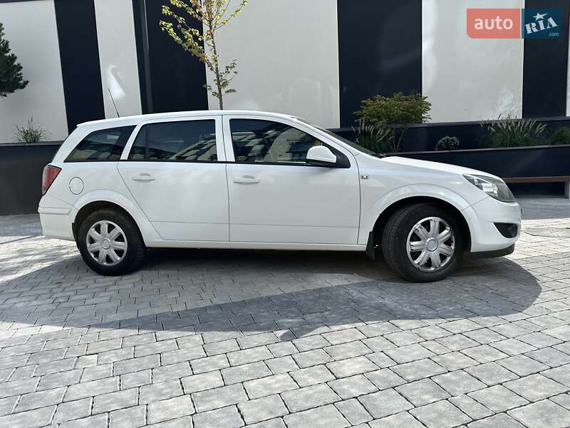Универсал Opel Astra 2011 в Новой Одессе