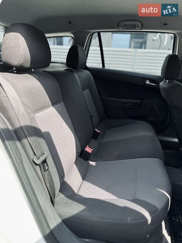 Універсал Opel Astra 2011 в Новій Одесі