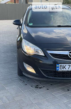 Универсал Opel Astra 2012 в Костополе