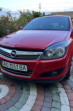 Хэтчбек Opel Astra 2012 в Ужгороде