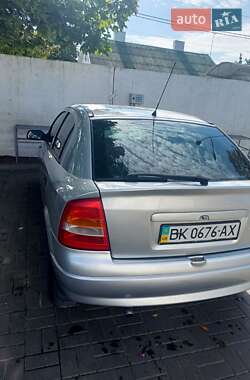 Хетчбек Opel Astra 2001 в 