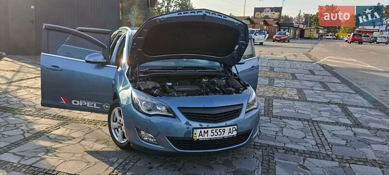 Универсал Opel Astra 2011 в 