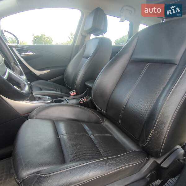 Универсал Opel Astra 2012 в Новоднестровске