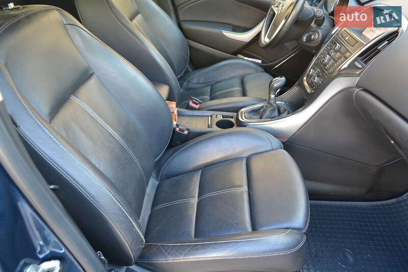 Универсал Opel Astra 2012 в Новоднестровске