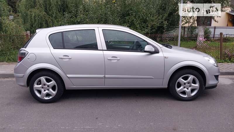 Хэтчбек Opel Astra 2008 в Ходорове