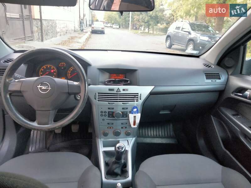 Хэтчбек Opel Astra 2012 в Ивано-Франковске