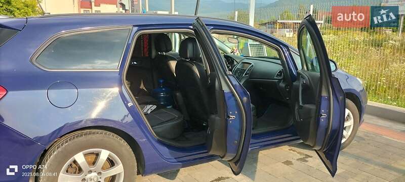 Универсал Opel Astra 2014 в Хусте
